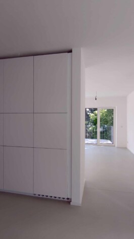 Blick von der Küche ins Wohnzimmer