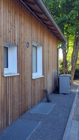 Straßenansicht der Holzfassade