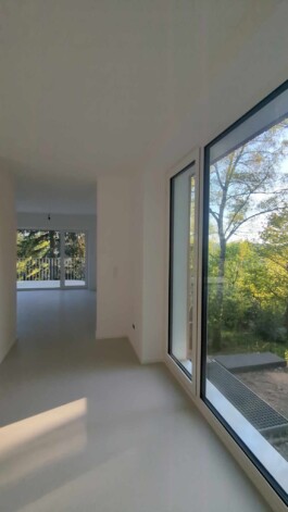 Blick von der Küche ins Wohnzimmer