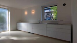Küchenzeile mit Fensterausblick
