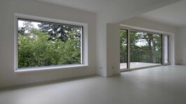 Wohnraum mit großen Fensterflächen nach Süden, Blick ins Grüne